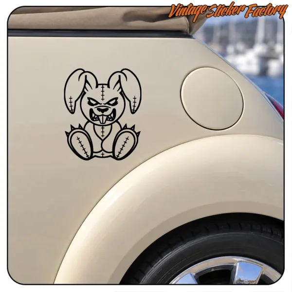 Evil Bunny neben dem Hinterrad eines Fahrzeugs angebracht