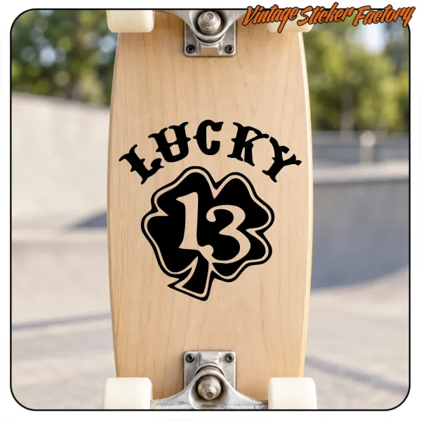Diseño LUCKY 13 aplicado sobre la madera de un monopatín