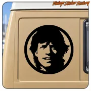 Portrait circulaire en noir et blanc appliqué sur le côté d’un camping-car
