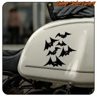 Vinilo negro con varios murciélagos sobre el depósito blanco de una moto