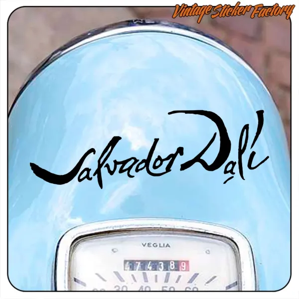 Texte « SALVADOR DALÍ » appliqué sur la carrosserie bleue d’une moto