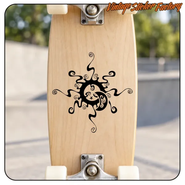 Rose des vents tribale noire appliquée sur la planche d’un skateboard