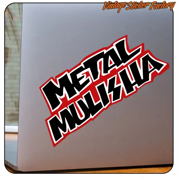 Motif Metal Mulisha appliqué sur une surface lisse grise