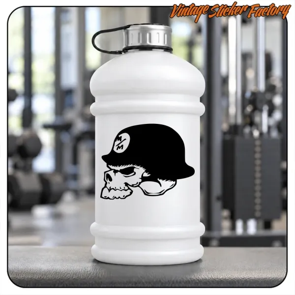 Totenkopf mit schwarzer Kappe auf einer weißen Flasche angebracht