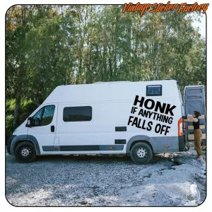 HONK IF ANYTHING FALLS OFF AUFKLEBER. KAUFEN SIE VINYLAUFKLEBER.