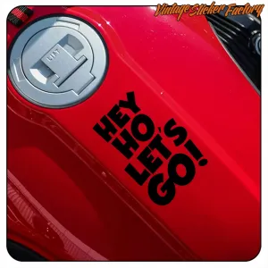 AUTOCOLLANT HEY HO, LET'S GO!. ACHETEZ DES AUTOCOLLANTS EN VINYLE.