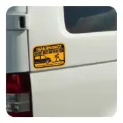 Vinilo amarillo Warning aplicado en el lateral trasero de una furgoneta blanca