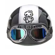 Pegatina KITTY ZOMBIE aplicada en la parte frontal de un casco negro