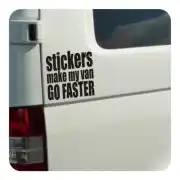 Pegatina negra «stickers make my van go faster» aplicada en la parte trasera de una furgoneta blanca