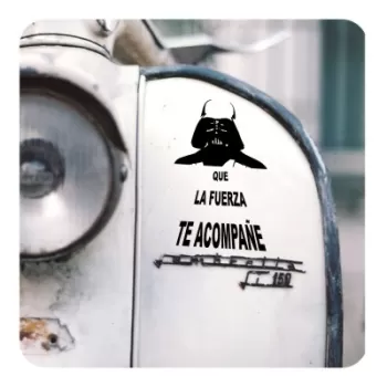 Pegatina DARTH VADER - QUE LA FUERZA TE ACOMPANE. Pegatinas freaks, pegatinas frikis.