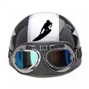 Vinilo negro con silueta de surfista aplicado sobre un casco