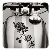 Pegatina negra de rosas aplicada sobre el depósito de una moto