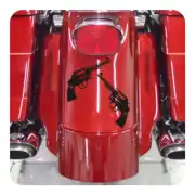 Pegatina negra de dos revólveres cruzados sobre una motocicleta roja
