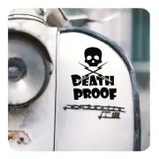 Vinilo Death Proof negro aplicado en la parte frontal de un vehículo blanco