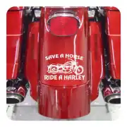 Adhésif blanc avec une moto et le texte « SAVE A HORSE RIDE A HARLEY » sur une moto rouge