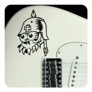 Vinilo de calavera con casco aplicado sobre una guitarra blanca