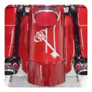 Pegatina blanca de llave con filigranas sobre una motocicleta roja