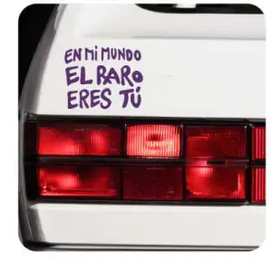 Sticker en mi mundo el raro eres tu