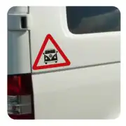 Autocollant Precaución T1 placé à l’arrière d’un van blanc