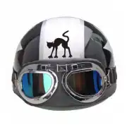 Pegatina negra de gato arqueado aplicada sobre un casco con gafas
