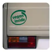 Vinilo verde «vegan inside» aplicado sobre la parte trasera de una furgoneta.