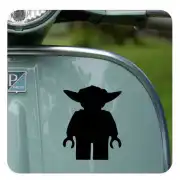 Pegatina negra de Yoda colocada en el lateral de una scooter gris