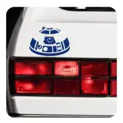 Vinilo R2D2 azul sobre la parte trasera de un vehículo blanco