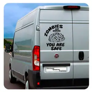 Pegatina Zombies Eat Brains. Vinilo de alta calidad, soporta perfectamente la intemperie, apto incluso para náutica. Pégala dond