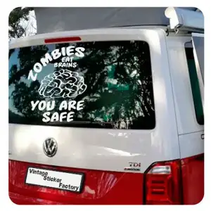 Pegatina Zombies Eat Brains. Vinilo de alta calidad, soporta perfectamente la intemperie, apto incluso para náutica. Pégala dond