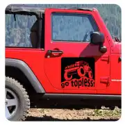 Autocollant Go Topless posé sur la porte d’une Jeep Wrangler rouge