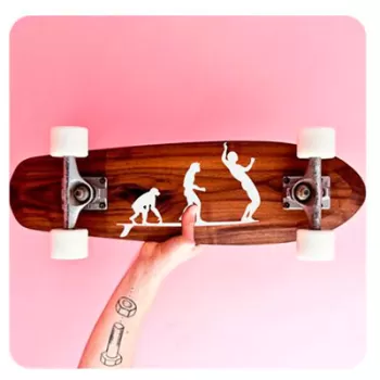 Pegatina Longboard Evo. Vinilo de alta calidad, soporta perfectamente la intemperie, apto incluso para náutica. Pégala donde qui