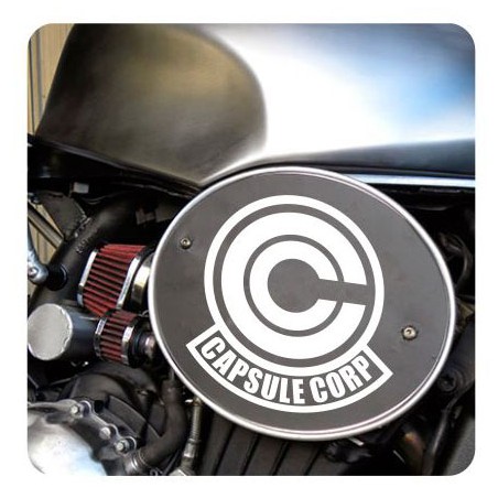 Pegatina Capsule Corp. Vinilo de alta calidad, soporta perfectamente la intemperie, apto incluso para náutica. Pégala donde quie