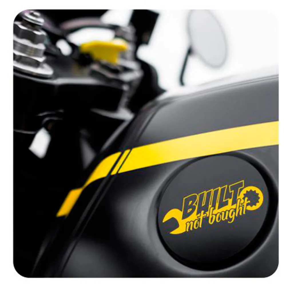 Pegatina Built Not Bought. Vinilo de alta calidad, soporta perfectamente la intemperie, apto incluso para náutica. Pégala donde 