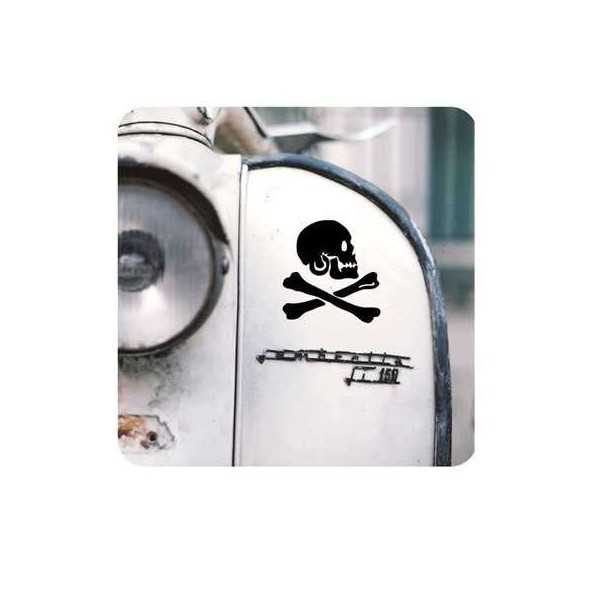 Pegatina CALAVERA PIRATA. Vinilo de alta calidad, soporta perfectamente la intemperie, apto incluso para náutica. Pégala donde q