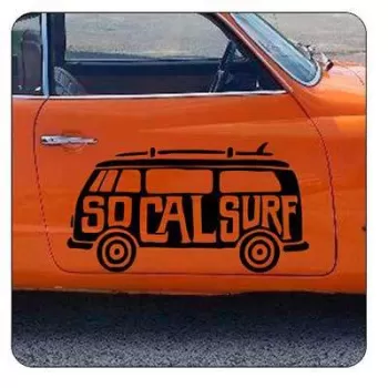 Pegatina SOCAL SURF. Vinilo de alta calidad, soporta perfectamente la intemperie, apto incluso para náutica. Pégala donde quiera