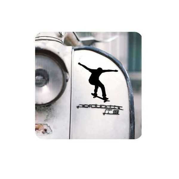 Pegatina SKATE. Vinilo de alta calidad, soporta perfectamente la intemperie, apto incluso para náutica. Pégala donde quieras, un